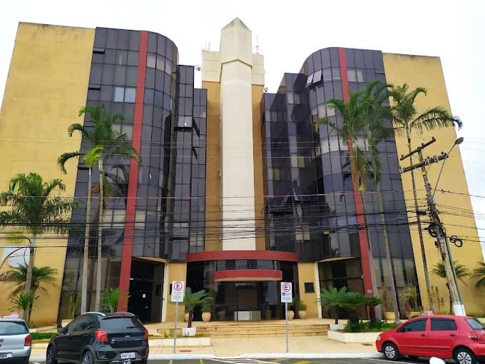 Fachada do Edifício Atlanta Business Center, em Aparecida de Goiânia, onde fica o escritório